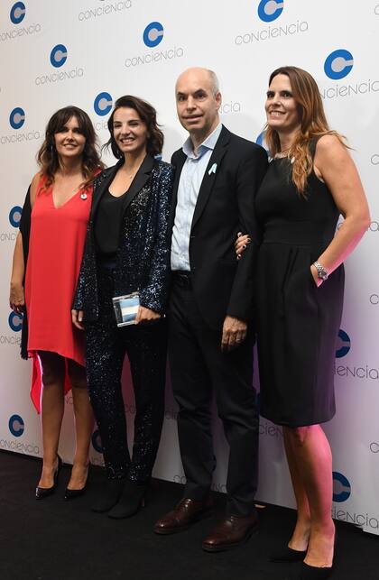 El jefe de Gobierno porteño Horacio Rodríguez Larreta, junto a su mujer Bárbara Diez, y la presidenta de la Asociación Conciencia