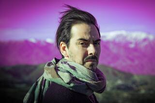 Dhani Harrison vuelve entre autopistas congestionadas, superhéroes y Banksy