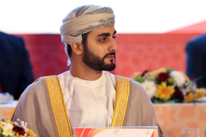 En las redes sociales, muchos omaníes, especialmente los jóvenes, acogieron con satisfacción su nombramiento como "sultán heredero".