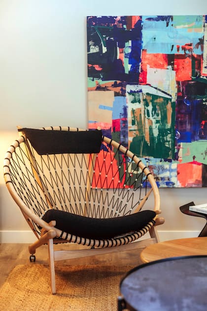 "Di el toque de color con un cuadro grande de Sergio Cruz. Uso muchísimas de sus obras en mis proyectos". Circle chair (Mad for Modern).