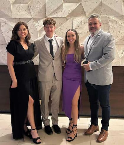 Di Fabio junto a su expareja de Daniela Galván y sus dos hijos.