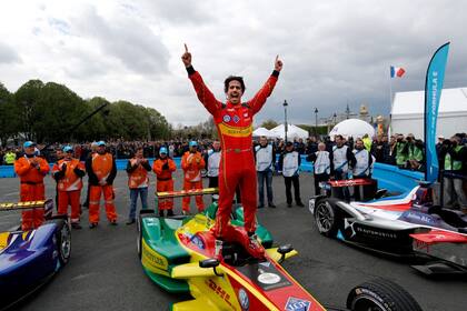 Di Grassi festeja su triunfo en París