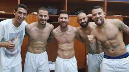 Di María, Benedetto, Messi, Mascherano y Otamendi en el vestuario, tras la clasifcación