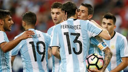 Di María celebra su gol con Nacho Fernández