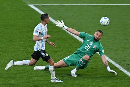 Di María define ante Donnarumma en la 'Finalissima' que Argentina le ganó a Italia en Wembley, en junio de 2022