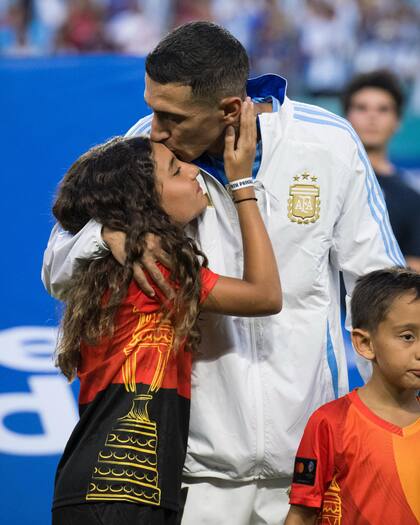 Di María ingresó con su hija Mía en el partido Argentina-Perú