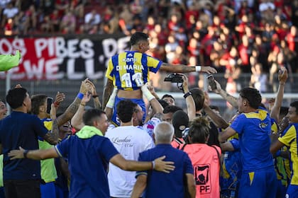 Di María, llevado en andas por sus compañeros tras el final del partido