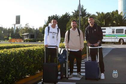 Di María, Messi y Paredes llegaron a la Argentina en la mañana del martes