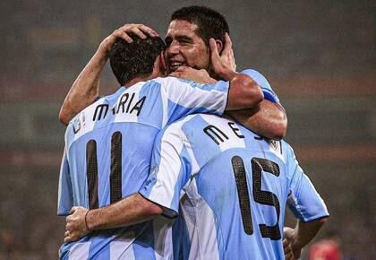 Di María, Riquelme y Messi, juntos en la selección argentina.