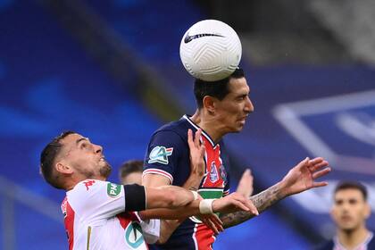 Di María salta y disputa la pelota con un jugador Monaco