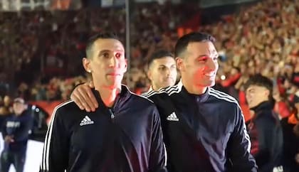 Di María y la ovación que recibió el público de Newell's, en la fiesta de Maxi Rodríguez