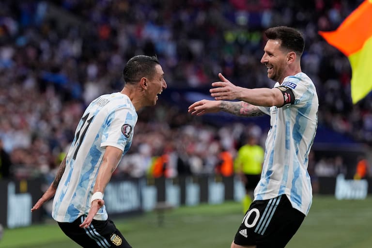 El gesto de Messi y Di María con el conductor del micro que trasladó a la selección argentina - LA NACION