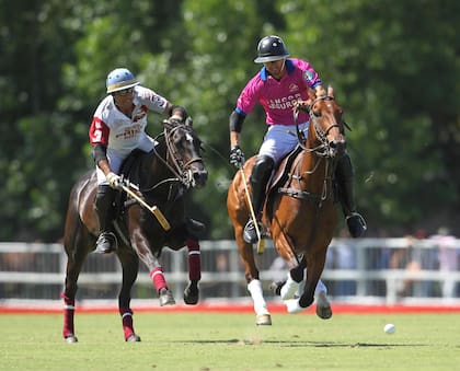 En acción en el Abierto de Palermo, cuando era el líder de Magual, equipo que representó al club fundado por su padre y con el que Marcos cumplió un anhelo en el polo.