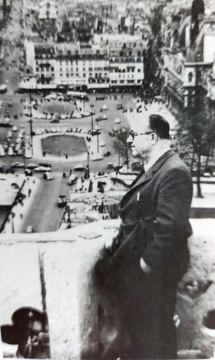 Di Sandro en París, a donde viajó en 1958.