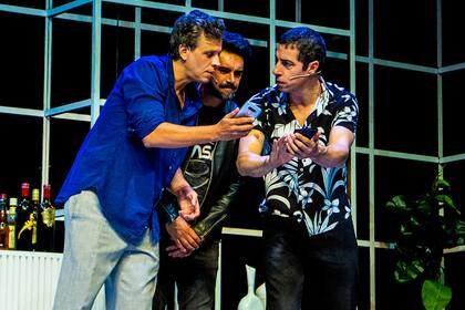 Di Santo, junto a Gonzalo Heredia y Esteban Lamothe, en una escena de Desnudos