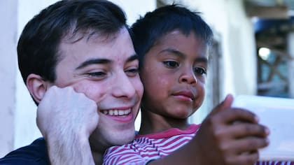 Di Stabile con los chicos del comedor Los Pekes de Monte Grande