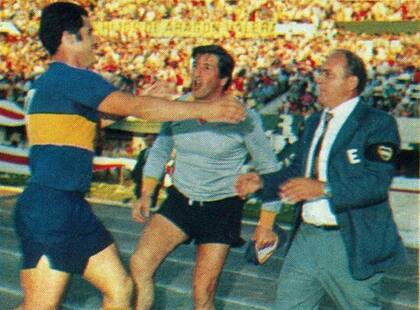 Di Stéfano, con brazalete de Boca, festeja el título contra River en 1969.