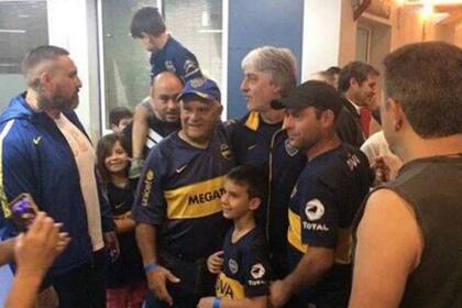 Di Zeo posa para la foto a pedido de los hinchas