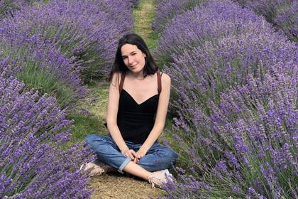 Día a día, Emilia investiga las materias primas olfativamente para aprender a reconocerlas y describirlas.