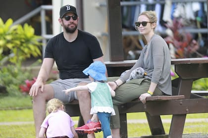 Una foto de hace algunos años, de un día de familia cualquiera para Emily Blunt, John Krasinski y sus hijas Hazel y Violet