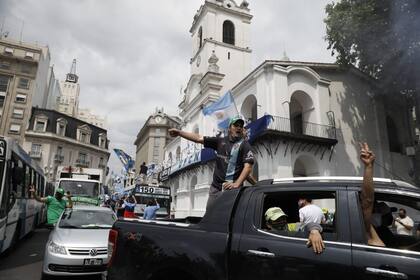 Gran cantidad de vehículos en la caravana por el Día de la Lealtad en la ciudad de Buenos Aires
