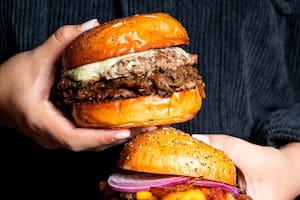 Hamburguesas con blends especiales, papas caseras y promociones para celebrar el 28 de mayo