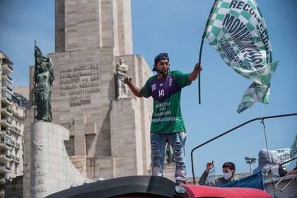Manifestantes en el monumento a la Bandera, en Rosario