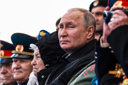 El presidente ruso, Vladímir Putin, observa el desfile militar del Día de la Victoria que marca el 77º aniversario de la victoria sobre la Alemania nazi durante la Segunda Guerra Mundial en la Plaza Roja, en el centro de Moscú.