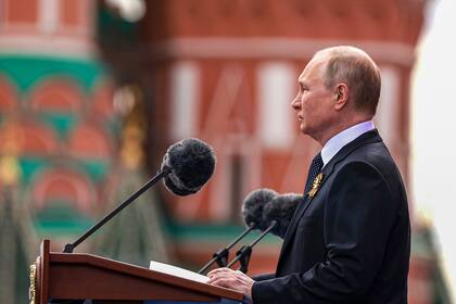 El presidente ruso, Vladímir Putin, pronuncia un discurso durante el desfile militar del Día de la Victoria que conmemora el 77º aniversario de la victoria sobre la Alemania nazi durante la Segunda Guerra Mundial en la Plaza Roja, en el centro de Moscú. 