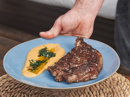 Día del asado con los ahumados de Tribu y las carnes asadas que vienen con puré.