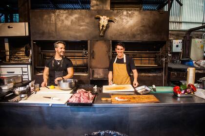 Día del asado en el Patio de los Lecheros: el puesto de Asame mucho tiene variadas opciones, al plato o en pan.