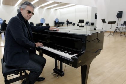 El tenor italiano Andrea Bocelli, perdió la vista por un glaucoma