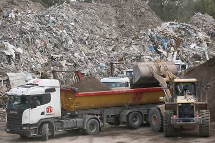 Se procesan 2500 toneladas de residuos de las 6700 que se generan a diario, sobre todo, áridos, restos de poda, desechos orgánicos y la basura de las campanas verdes ubicadas en distintos barrios. El material llega en 700 camiones por día