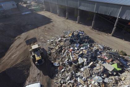 Enormes palas mecánicas descargan y mueven la basura dentro de la planta