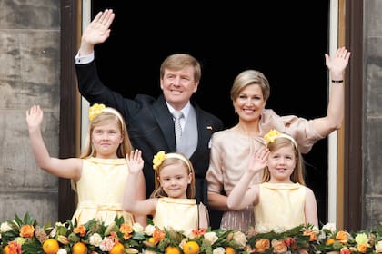 Día histórico. En 2013, Máxima y Guillermo Alejandro, los Reyes y las princesas Amalia, Ariane y Alexia salen a saludar al balcón del Palacio Real tras la abdicación de la entonces reina Beatriz.
