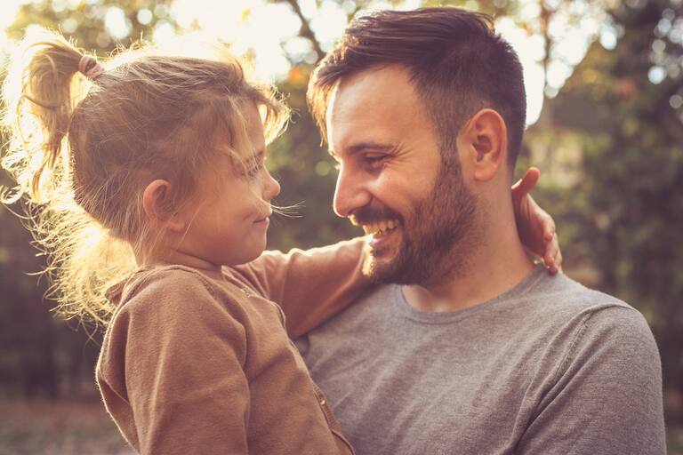 Lo dice la ciencia: a qué edad se logra un mayor grado de felicidad y por qué