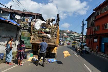 Hombres tribales khasi recogen basuras domésticas de los lugareños en Shillong, en el estado de Meghalaya, en el noreste de la India