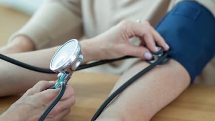 Según un estudio de la Universidad de Vigo, tomar la medicación contra la presión arterial de noche reduce la mortalidad