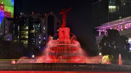 Los monumentos más importantes de México han sido iluminados pra conmemorar el Día Mundial de la Lucha contra el VIH