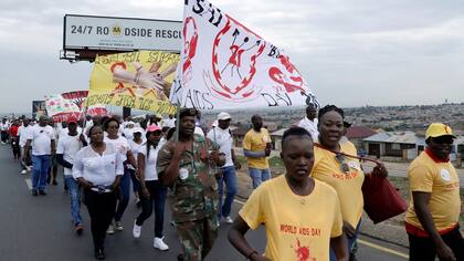 Miembros del 21 Batallón de Infantería Sudafricano marchan para conmemorar el Día Mundial del VIH en Soweto, Sudáfrica