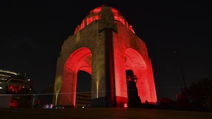 El monumento a la Revolución de México está iluminado de rojo para conmemorar el Día Mundial de Lucha contra el VIH