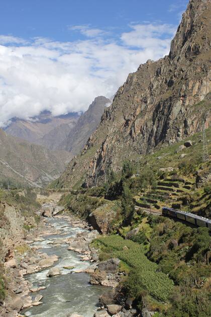 Día uno: el trekking se inicia a la vera del río Urubamba.