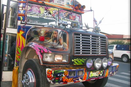 “Diablo rojo” es el nombre con el que se conoce a los coloridos buses que se usaban como transporte público en la ciudad de Panamá. Son un reflejo de su cultura.