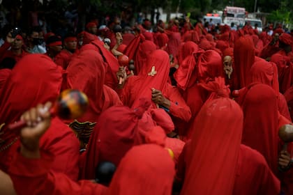 
Diablos danzantes sacuden maracas durante las celebraciones del Corpus Christi en San Francisco de Yare, Venezuel
