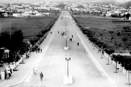 Diagonal que parte "De los Italianos" y cruza la plaza Mariano Moreno, el 9 de junio de 1935.