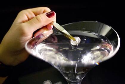 Diamonds are Forever es uno de los cocteles más caros del mundo, pues contiene diamantes como ingredientes. Foto: lifestyleasia.com