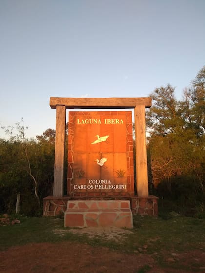 El cartel de acceso a la colonia