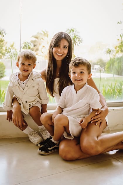 Diana Arnopoulos, divina, posa con sus dos hijos