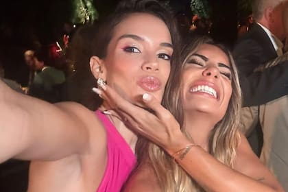 Diana Arnopoulos, la mujer de Juan "Pico" Mónaco", también se sumó a la pista de baile junto con su amiga.