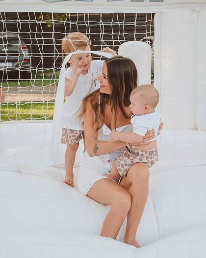 Diana con sus hijos Noah y León en el castillo inflable que alquilaron para la fiesta